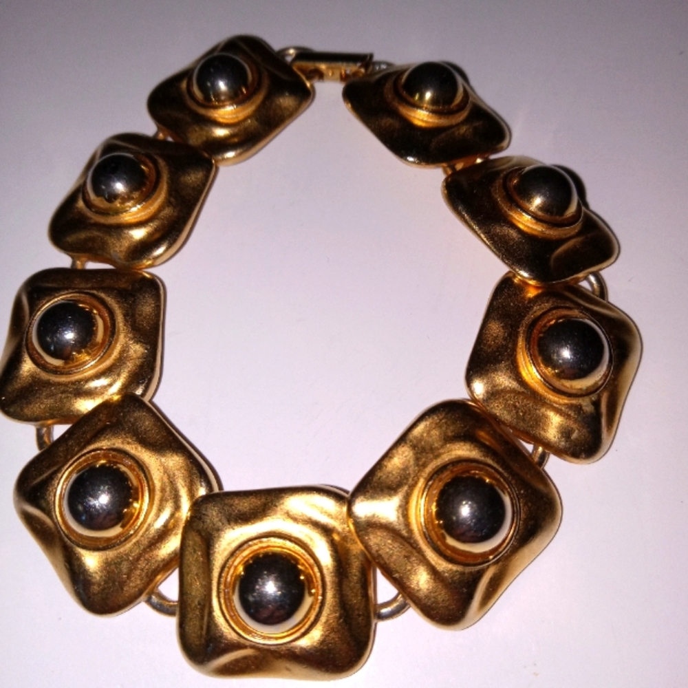 VintageHeavy gold tone.Big links well made  silver like accents  bracelet unisex